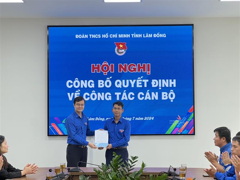 Anh Bùi Quang Huy - Ủy viên dự khuyết Ban Chấp hành Trung ương Đảng, Bí thư Thứ nhất Ban Chấp hành Trung ương Đoàn trao quyết định công nhận Bí thư Tỉnh Đoàn Lâm Đồng khóa XI, nhiệm kỳ 2022-2027 cho anh Ndu Ha Biên