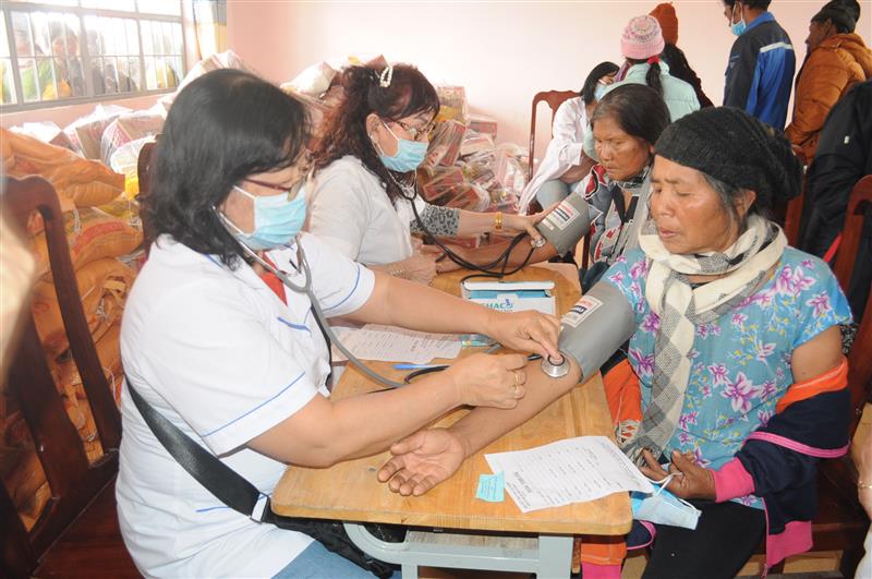 Đội Thầy thuốc tình nguyện chữ thập đỏ tỉnh Tây Ninh khám bệnh, cấp thuốc cho người nghèo