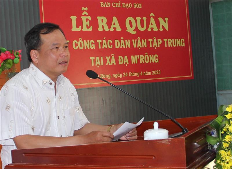 Đồng chí Lê Minh Quang - Phó Trưởng ban Thường trực Ban Dân vận Tỉnh ủy phát biểu tại lễ ra quân