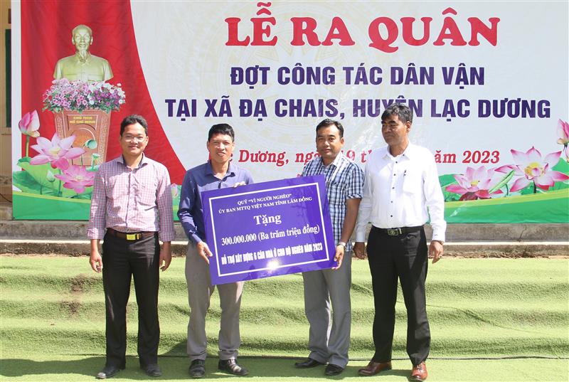 Đồng chí Bon Yo Soan - Phó Chủ tịch Thường trực Ủy ban Mặt trận Tổ quốc Việt Nam tỉnh trao bảng hỗ trợ nhà ở cho người nghèo