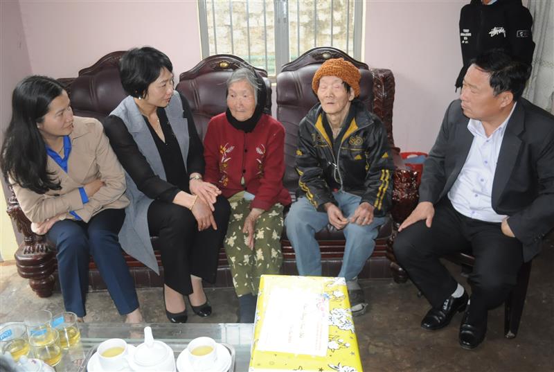 Đồng chí Phạm Thị Phúc thăm hỏi, tặng quà gia đình người có công