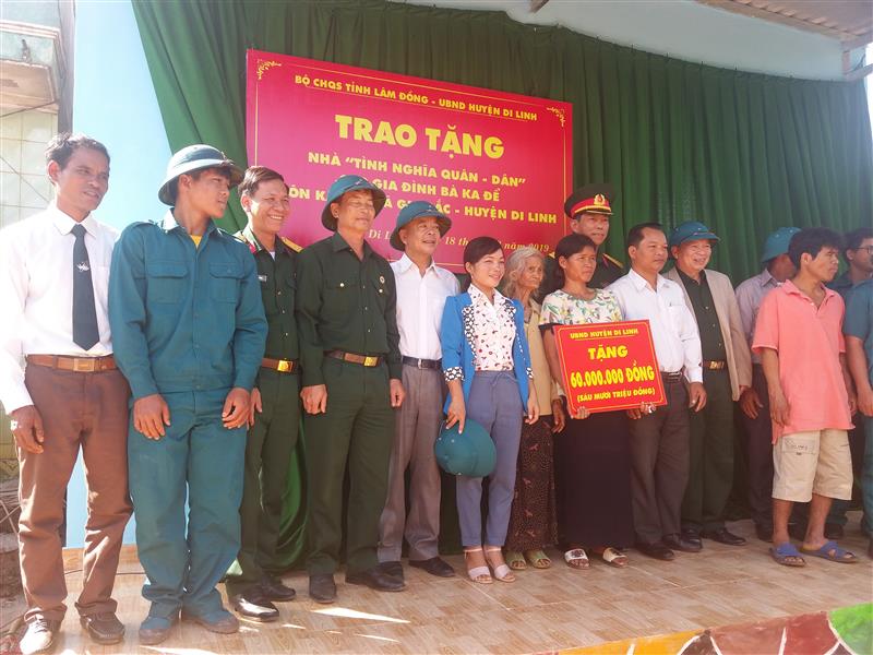 Đồng chí Hoàng Liên- Phó trưởng Ban Thường trực Ban Dân vận Tỉnh ủy trao nhà tình nghĩa cho bà con xã Gia Bắc – huyện Di Linh