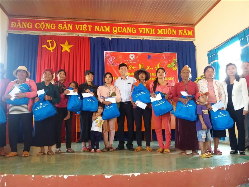 Đồng chí Nguyễn Thị Lệ- UVBTV, Trưởng ban Dân vận Tỉnh ủy trao quà cho bà con DTTS 