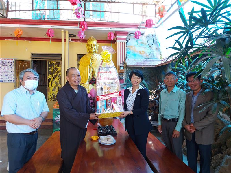 Lãnh đạo Ban thăm Ban Trị sự giáo Hội Phật giáo Việt Nam tỉnh và Ban TRị sự Giáo hội Phật giáo một số huyện, thành phố trong tỉnh nhân Đại lễ Phật đản năm 2021