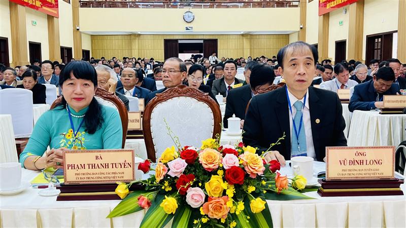 Bà Phạm Thanh Tuyền - Phó Trưởng Ban Công tác phía Nam, Uỷ ban Trung ương MTTQ Việt Nam, ông Vũ Đình Long - Phó Trưởng Ban Tuyên giáo Uỷ ban Trung ương MTTQ Việt Nam tham dự ngày làm việc thứ nhất của Đại hội