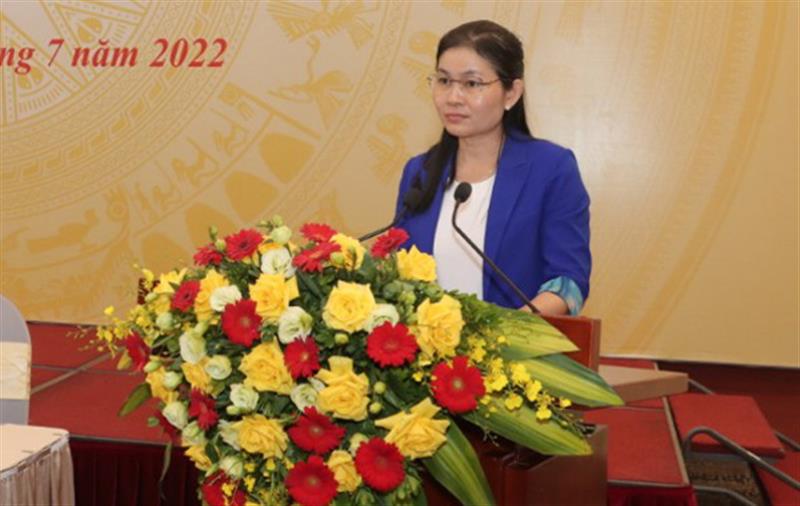 Đ/c Tôn Ngọc Hạnh - Ủy viên dự khuyết BCH TW Đảng, Phó Chủ tịch Hội Liên hiệp Phụ nữ Việt Nam phát biểu ý kiến tại Hội nghị