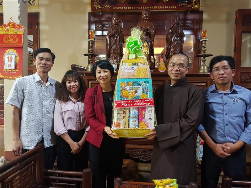Lãnh đạo Ban thăm Ban Trị sự giáo Hội Phật giáo Việt Nam tỉnh và Ban TRị sự Giáo hội Phật giáo một số huyện, thành phố trong tỉnh nhân Đại lễ Phật đản năm 2021