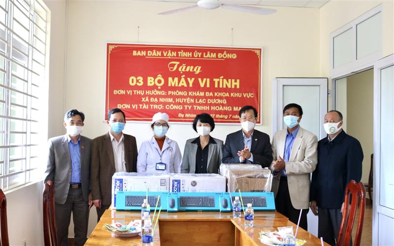 Đồng chí Phạm Thị Phúc - UVBTV, Trưởng ban Dân vận Tỉnh ủy trao tặng máy tính và máy in cho phòng khám đa khoa khu vực xã Đạ Nhim