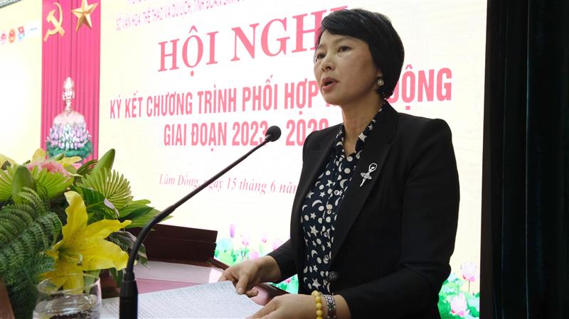 Đồng chí Phạm Thị Phúc - UVBTV, Trưởng ban Dân vận Tỉnh ủy phát biểu tại Hội nghị