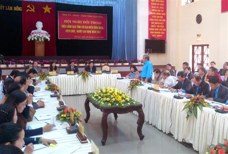 Hình: Lãnh đạo tỉnh tổ chức Hội nghị đối thoại với công nhân, viên chức, người lao động năm 2017     