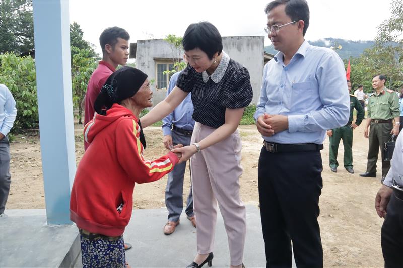 Đồng chí Phạm Thị Phúc - UVBTV, Trưởng ban Dân vận Tỉnh ủy thăm hỏi bà con nhân dân xã Đạ Tông, huyện Đam Rông.