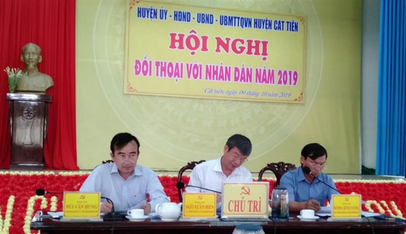 Hình: Lãnh đạo huyện Cát Tiên đối thoại với nhân dân năm 2019 (nguồn: báo Lâm Đồng)