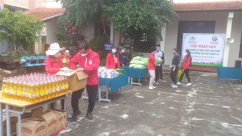 Hội Chữ thập đỏ tổ chức phiên Chợ Nhân đạo hỗ trợ người dân khó khăn