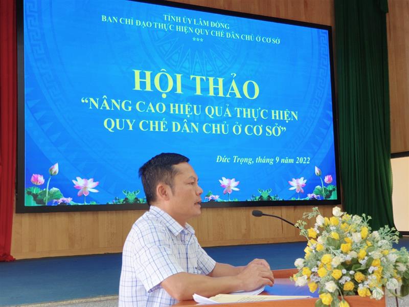 Đ/c Đào Xuân Tiến - Phó Bí thư Đảng ủy, Chủ tịch UBND xã, Trưởng ban Chỉ đạo QCDC CS xã Phú Hội tham luận tại Hội nghị