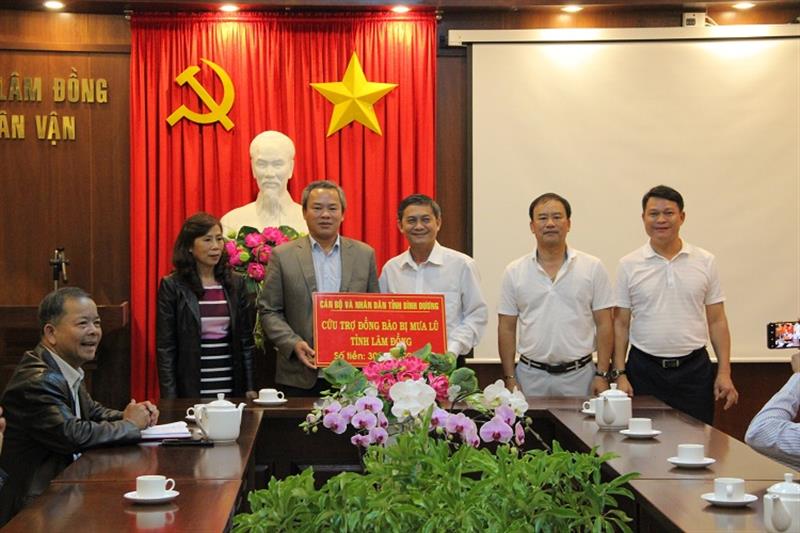 Đoàn công tác tỉnh Bình Dương trao Dương trao 300 triệu đồng để UBMTTQ Việt Nam tỉnh Lâm Đồng chuyển tới các gia đình bị thiệt hại nặng do mưa lũ trên địa bàn tỉnh