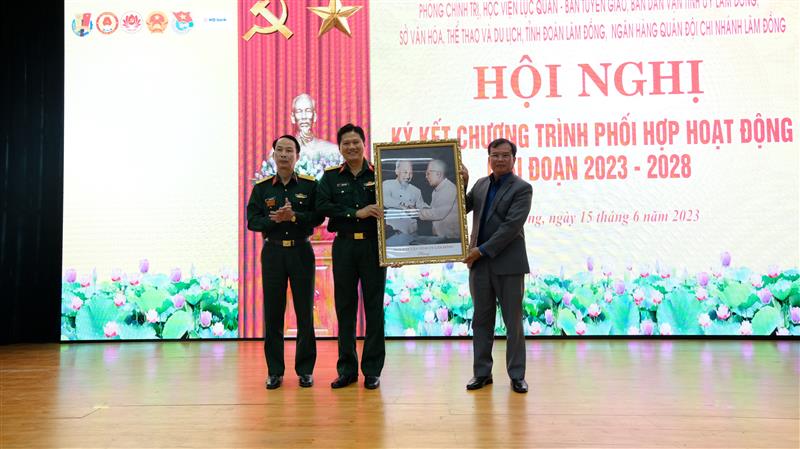 Đồng chí Lê Minh Quang - Phó trưởng Ban Thường trực Ban Dân vận Tỉnh ủy tặng lưu niệm cho Phòng Chính trị Học viện Lục Quân Đà Lạt