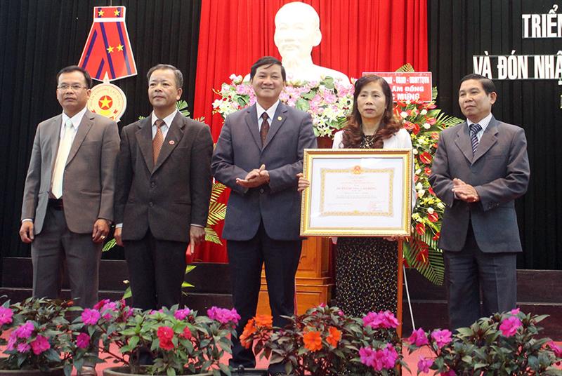 Lãnh đạo Ban Dân vận Tỉnh ủy đón nhận Huân chương Lao động hạng Nhì