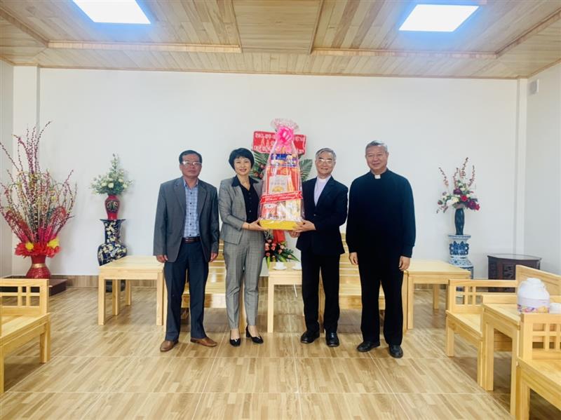 Đồng chí Phạm Thị Phúc - UVBTV, Trưởng ban Dân vận Tỉnh ủy thăm, chúc mừng Tòa Giám mục Đà Lạt