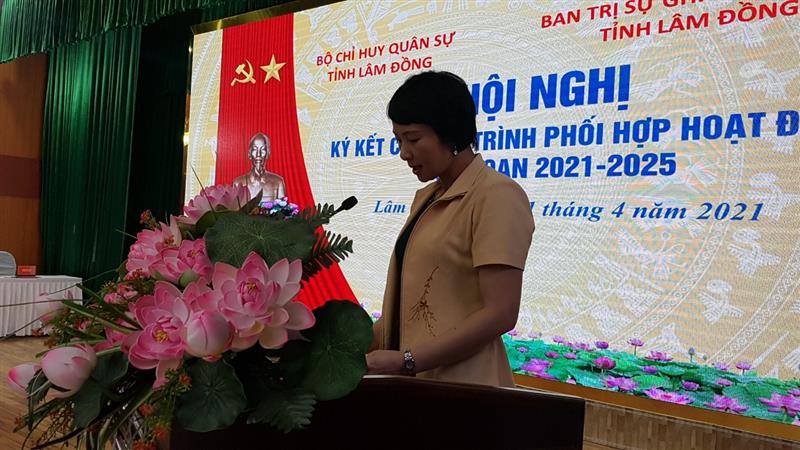 Đồng chí Phạm Thị Phúc - Ủy viên Ban Thường vụ, Trưởng Ban Dân vận Tỉnh ủy phát biểu tại Hội nghị