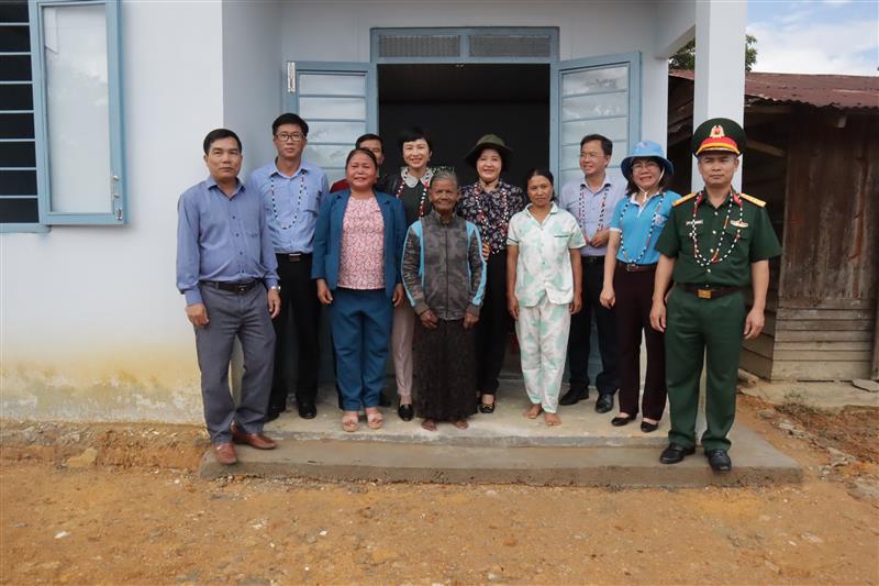 Đồng chí Phạm Thị Phúc, Ủy viên Ban Thường vụ Tỉnh ủy, Trưởng ban Dân vận Tỉnh ủy bàn giao các công trình trong đợt công tác dân vận