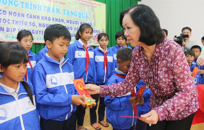 Đồng chí Trương Thị Mai - Ủy viên Bộ Chính trị, Bí thư Trung ương Đảng, Trưởng ban Dân vận Trung ương tặng quà tết cho các đối tượng chính sách