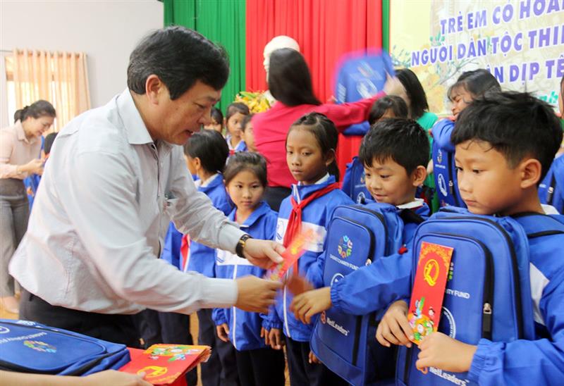 Đồng chí Đoàn Văn Việt - Phó Bí thư Tỉnh ủy, Chủ tịch UBND tỉnh tặng quà cho đối tượng chính sách