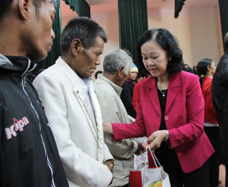 Đồng chí Trương Thị Mai – UVBCT, Bí thư Trung ương Đảng, Trưởng Ban Dân vận Trung ương tặng quà cho các hộ nghèo. Ảnh: Ngọc Ngà
