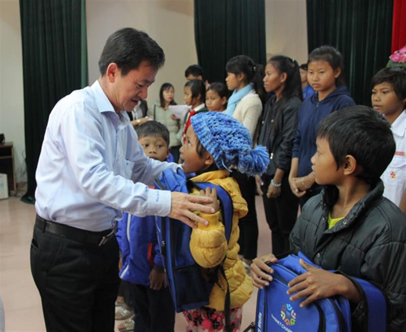 Đồng chí Phan Văn Đa – Phó Chủ tịch UBND tỉnh tặng quà cho các em học sinh có hoàn cảnh khó khăn. Ảnh: Ngọc Ngà