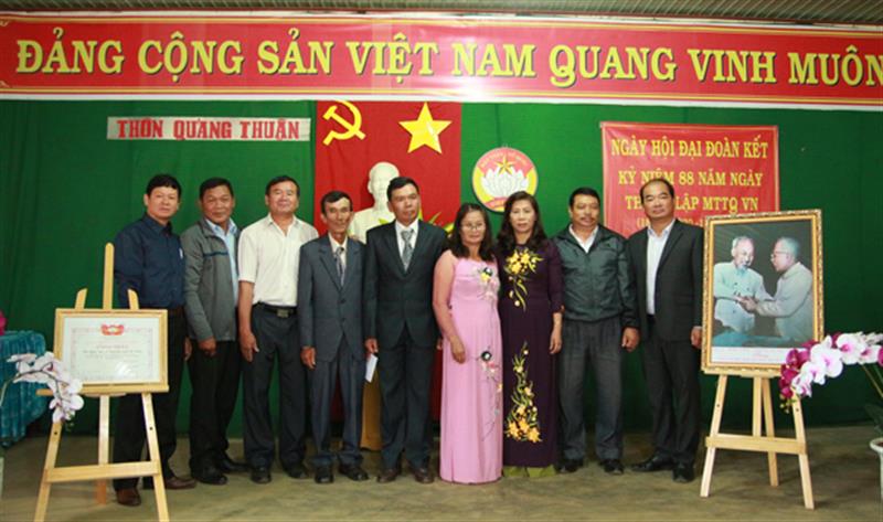 Đồng chí Nguyễn Thị Lệ đã trao tặng bà con nhân dân thôn Quảng Thuận bức tranh “Bác Hồ với bác Tôn” và bằng chứng nhận “Khu dân cư kiểu mẫu”