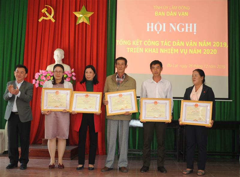Đồng chí Phan Văn Đa – Phó Chủ tịch UBND tỉnh trao Bằng khen cho các cá nhân có thành tích trong phong trào thi đua Dân vận khéo xây dựng nông thôn mới năm 2019