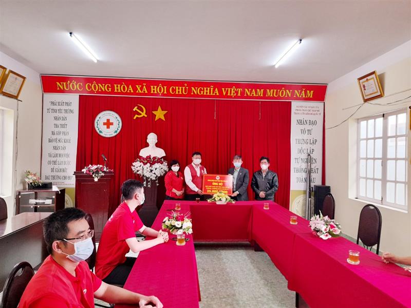 Đồng chí Lê Văn Tư - Chủ tịch Công đoàn cơ sở cơ quan Ban Dân vận Tỉnh ủy đại diện trao số tiền 25 triệu đồng cho Hội Chữ thập đỏ tỉnh
