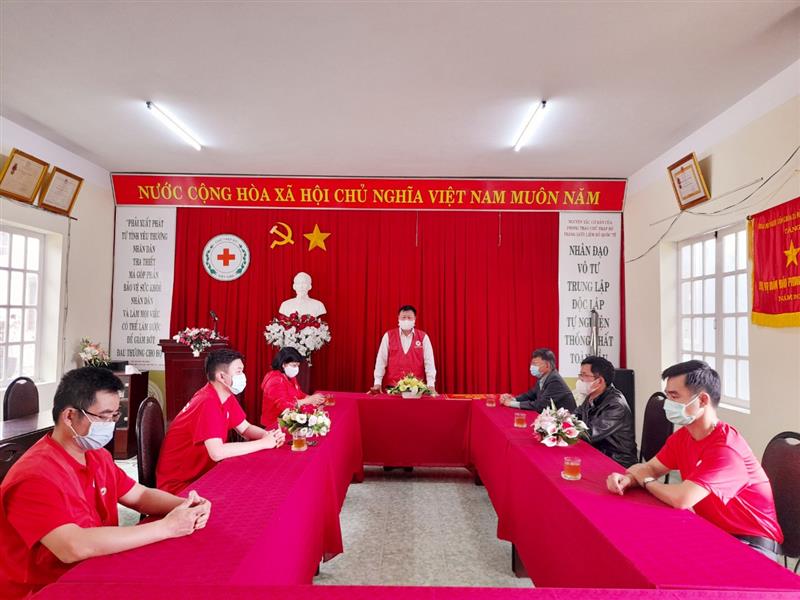 Đồng chí Đỗ Hoàng Tuấn - Chủ tịch Hội Chữ thập đỏ tỉnh phát biểu tiếp nhận ủng hộ