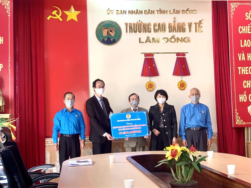 Lãnh đạo Ban Dân vận Tỉnh uỷ và LĐLĐ tỉnh tặng quà cho lực lượng tình nguyện phòng chống dịch tại Bình Dương.