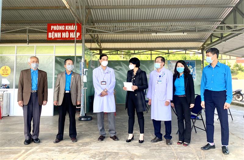 Lãnh đạo Ban Dân vận Tỉnh uỷ và LĐLĐ tỉnh tặng quà cho y bác sỹ, nhân viên y tế tại Bệnh viện nhi.