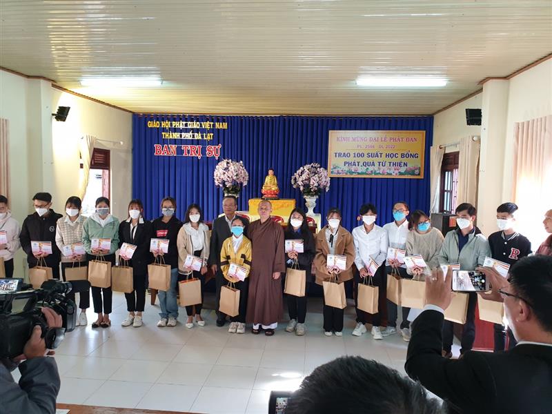 Học sinh, sinh viên nghèo nhận học bổng tại Lễ trao học bổng