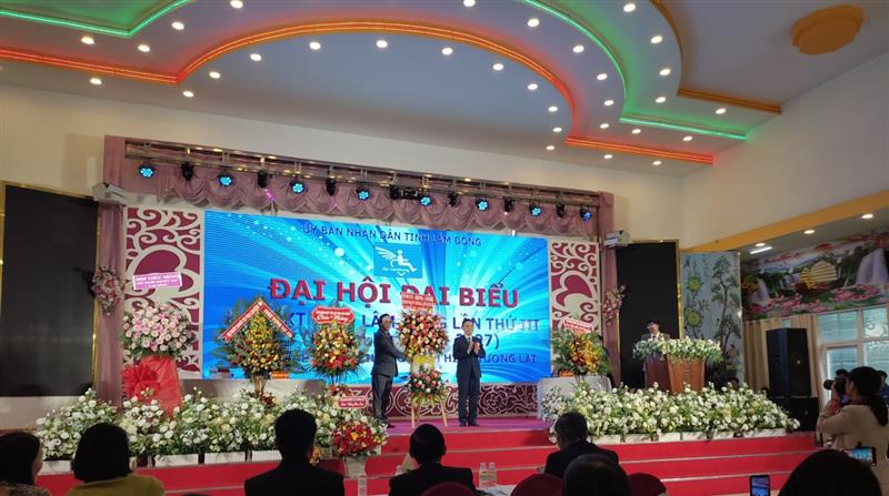 Ông Đặng Trí Dũng - UVBTVTU, Phó Chủ tịch UBND tỉnh tặng hoa chúc mừng cho Đại hội