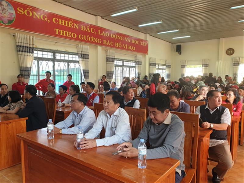 Đại diện lãnh đạo Ban Dân vận Tỉnh ủy Lâm Đồng  cùng các đồng chí lãnh đạo huyện Bàu Bàng, tỉnh Bình Dương tại Chương trình