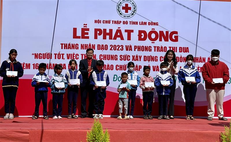 Lãnh đạo Hội CTĐ tỉnh và Công ty TNHH MTV Xổ số Kiến thiết Lâm Đồng  trao học bổng cho học sinh có hoàn cảnh khó khăn tại huyện Đơn Dương 