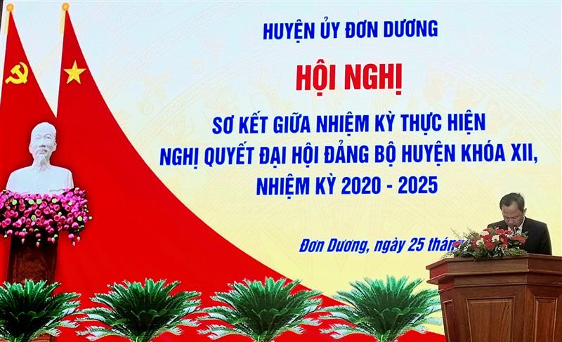 Đồng chí Trương Văn Tùng, Tỉnh ủy viên, Bí Thư Huyện ủy phát biểu khai mạc Hội nghị