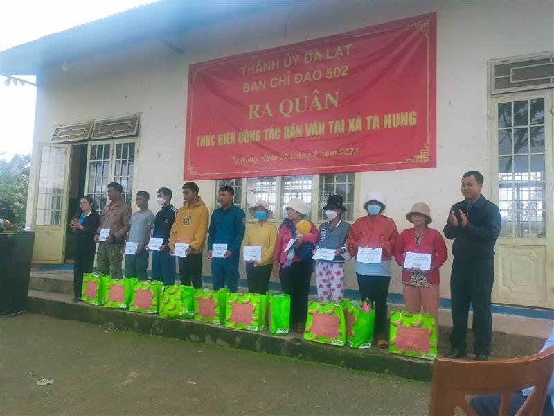 Ban Chỉ Đạo 502 Thành ủy Đà Lạt tặng quà gia đình chính sách, học sinh có hoàn cảnh khó khăn tại xã Tà Nung