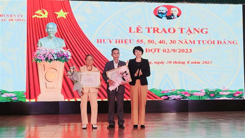 Đồng chí Phạm Thị Phúc trao tặng Huy hiệu Đảng 50 năm  và 55 năm cho các đảng viên.