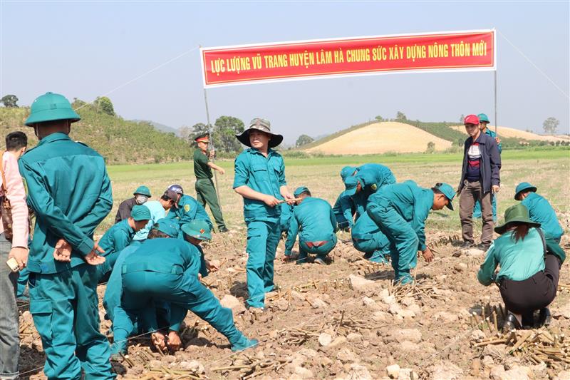 Lực lượng vũ trang huyện Lâm Hà chung sức xây dựng Nông thôn mới