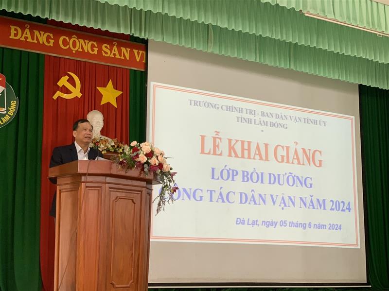 Đ/c Lê Minh Quang, Phó trưởng ban Thường trực Ban Dân vận Tỉnh ủy phát biểu khai mạc lớp tập huấn