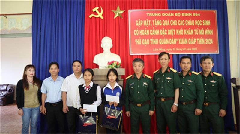 Trung đoàn bộ binh 994 với  mô hình “Hũ gạo tình Quân - Dân” san sẻ với các em học sinh có hoàn cảnh khó khăn tiếp bước đến trường