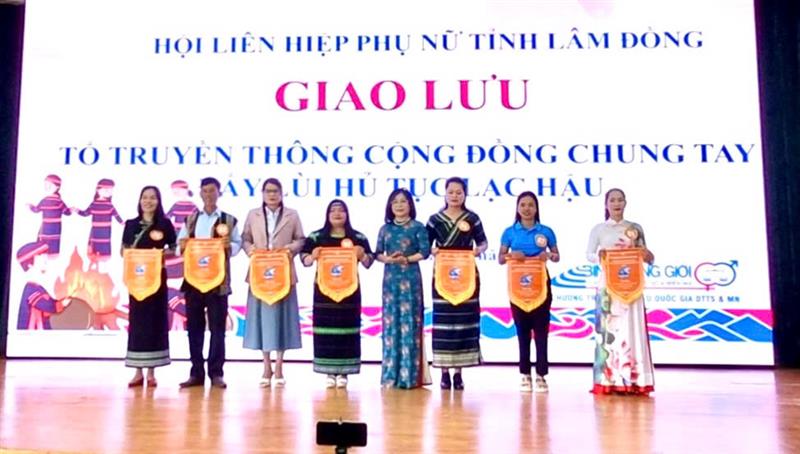 Đồng chí Nguyễn Thị Phương Thảo, Phó Chủ tịch Hội LHPN tỉnh  trao cờ lưu niệm cho các đội thi