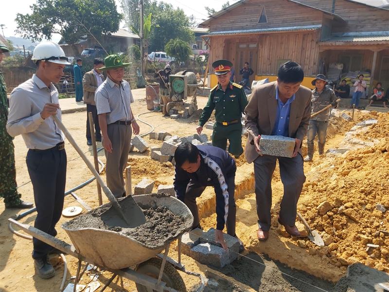 Đại diện Ban Chỉ đạo 502 tỉnh và địa phương đặt đá xây nhà Nghĩa tình Quân - Dân cho hộ gia đình ông Rơ Ông Ha Tang, xã Đưng K' Nớ, huyện Lạc Dương