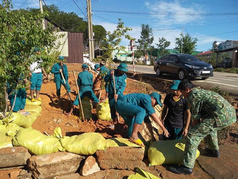 Cán bộ, chiến sỹ LLVT huyện cùng với địa phương khắc phục hậu quả sau mưa lớn