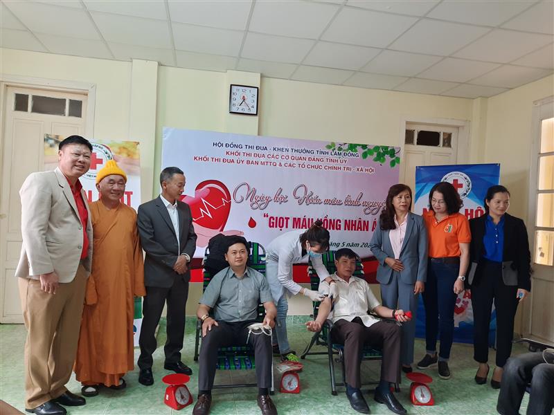 Đồng chí Trần Văn Hiệp - Phó Bí thư Tỉnh ủy động viên cán bộ, công chức, người lao động và các chức sắc, tu sỹ tham gia ngày hội hiến máu