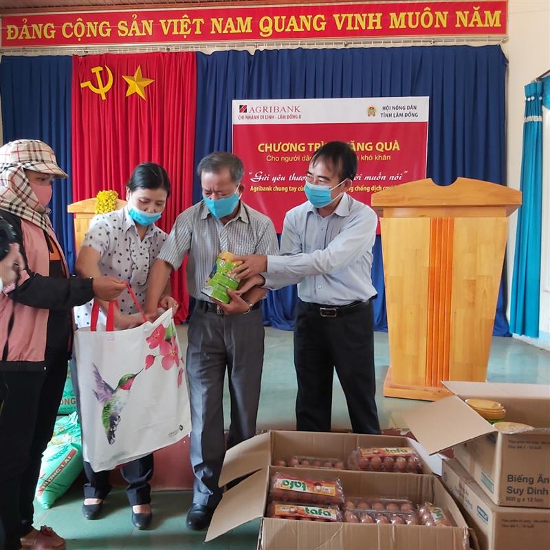 Đại diện đoàn công tác trao các phần quà cho Trường Mầm non Gia Bắc và nhu yếu phẩm cho bà con xã Gia Bắc, huyện Di Linh