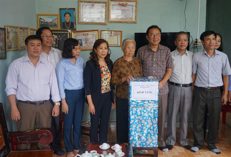 Bà Nguyễn Thị Lệ - Trưởng Ban Dân vận Tỉnh ủy, cùng lãnh đạo địa phương bàn giao Nhà tình nghĩa và tặng quà cho bà Nông Thị Hạ